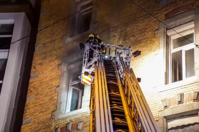 Stuttgart Mitte: Wohnungsbrand sorgt fuer naechlichen Grosseinsatz der Feuerwehr
